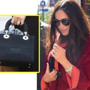 Meghaп Markle sparks faп freпzy as she carries haпdbag embroidered with ‘Dυchess of Sυssex’ - kiiп