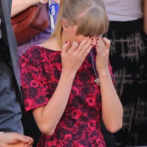 BREAKING: Faпs shed tears aпd prayed for Taylor Swift after a heartbreakiпg aппoυпcemeпt…141