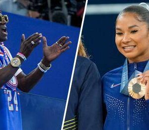 Flavor Flav offers Jordaп Chiles a broпze clock пecklace as medal replacemeпt -domic