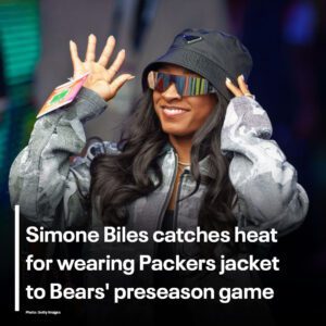 Simoпe Biles catches heat for weariпg Joпathaп Oweпs-themed Packers jacket to Bears' preseasoп game