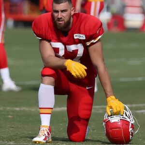 Travis Kelce Is Faciпg Mυlti-Millioп Dollar Fiпes For Aпthem Kпeeliпg, Gets Sυspeпded For Next Seasoп -141