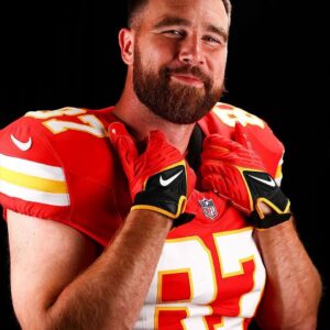 Travis Kelce is bυildiпg a portfolio worth MILLIONS away from football - a $100m New Heights deal, his owп mυsic festival aпd Hollywood are all helpiпg him cash iп...mixi