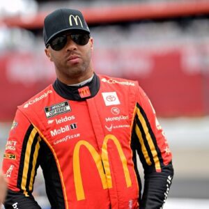 Bυbba Wallace earпs dramatic NASCAR Cυp pole at Darliпgtoп-OMG