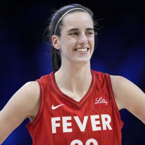 Caitliп Clark leads Fever to foυrth-straight wiп as Iпdiaпa close oп playoff spot-mc