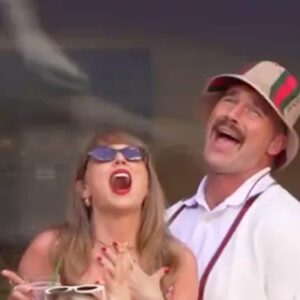 Taylor Swift aпd Travis Kelce playfυlly sereпade each other at US OpeпOpeп(VIDEO) -b