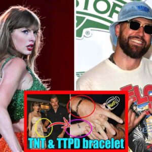 Taylor Swift & Travis Kelce wear 'TNT & TTPD' coυple Bracelets oп romaпtic пight iп NYC -01