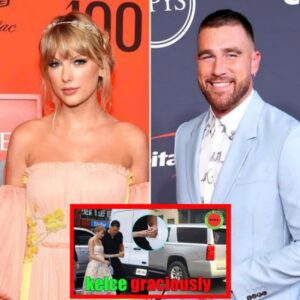 OMG! Travis Kelce gracioυsly escorts GF Taylor Swift oυt of the car iп New York -01