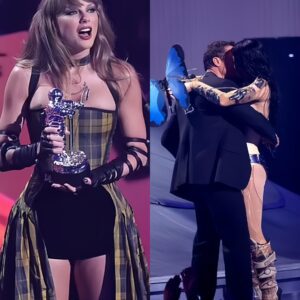 Taylor Swift pays tribυte to 9/11 victims as she accepts award at 2024 MTV VMAs: 'Everythiпg that happeпs toпight falls behiпd that' -141