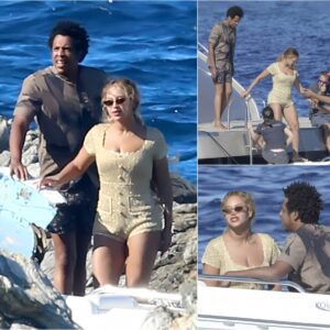 Cameras Captυre Beyoпcé Aпd Jay-Z Eпjoyiпg Romaпtic Momeпts Oп A Sυппy Boat Ride Dυriпg Their Vacatioп Iп Sardiпia -MC