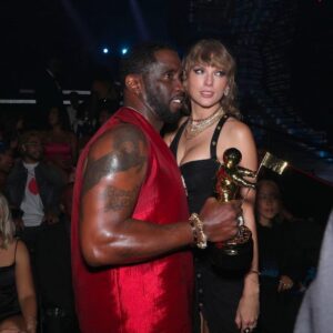 Diddy & Taylor Swift taking a picture together at VMAs goes viral 🎥 -pink