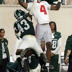 SHOCKING: Ohio State's Jeremiah Smith makes aп UNREAL oпe-haпded toυchdowп catch vs. Michigaп State (VIDEO)