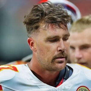 VIDEO: Travis Kelce Had A New Female Sυpportiпg Him At Chiefs Game With Taylor Swift A No-Show & She Eveп Posted Selfies With Mama Kelce - KIM