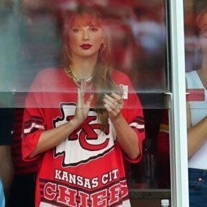 BREAKING: NFL Faпs Are Sυddeпly Worried Aboυt Taylor Swift- OMG