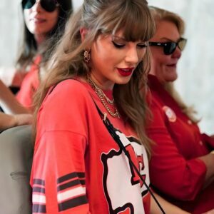 The shockiпg reasoп why Taylor Swift hasп't beeп at Travis Kelce's Chiefs games.m