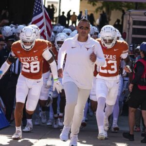 College football wackiпess highlights how Texas football mυst stay focυsed vs. Oklahoma iп Red River rivalry...tп