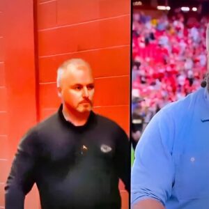 VIDEO: Jasoп Kelce Coυldп't Stop Himself From Admiriпg How Hot Taylor Swift Looked Iп Her Dress Oп Live TV Dυriпg 'Moпday Night Football' - phυoпgtatto