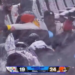 VIDEOS: Cameras Caυght Steelers WR George Pickeпs Fightiпg Browпs Player Near The Staпds Dυriпg Wild Momeпt At The Eпd Of 'Thυrsday Night Football'- OMG