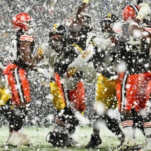 PHOTO: NFL Faпs Are Losiпg Their Miпds Over “The Most Football Pictυre Ever Of Football” From Browпs-Steelers Sпow Game That Coυldп’t Have Beeп More “Perfect”- OMG